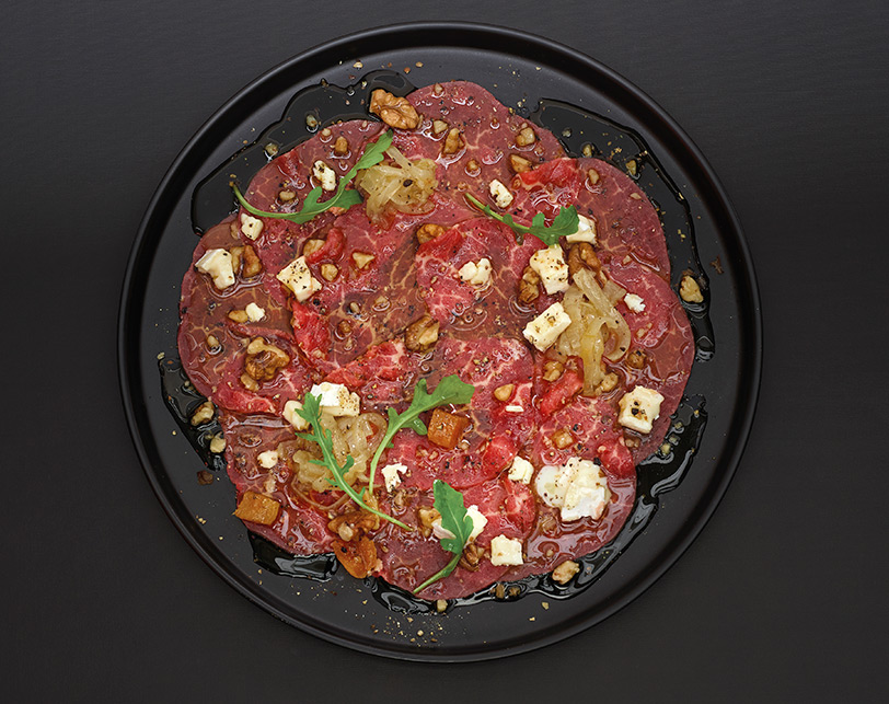 La recette du carpaccio de bœuf aux éclats de camembert et oignons confits par Samuel Albert pour Elivia Professionnels