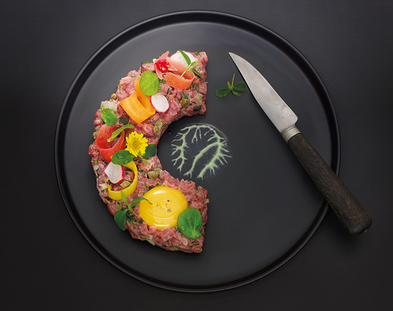 La recette du tartare de bœuf au couteau avec condiments et mayonnaise au wasabi par Samuel Albert pour Elivia Professionnels
