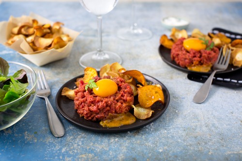 Le Tartare de Boeuf, chips de panais et patate douce par Elivia PROFESSIONNELS